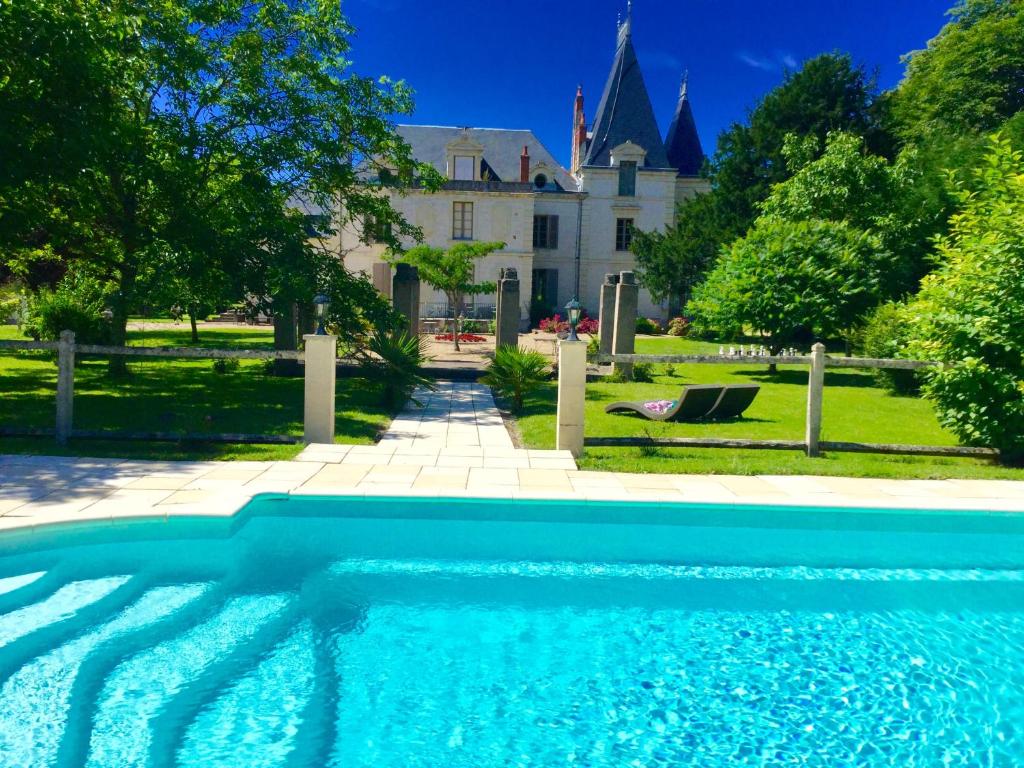 Nice home in Fontenille St,Martin with 1 Bedrooms and Outdoor swimming pool 79110 Fontenille-Saint-Martin-d\'Entraigues