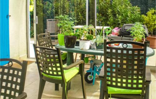 Nice home in Gargas with Outdoor swimming pool, WiFi and 3 Bedrooms