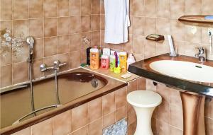 Nice home in Gargas with Outdoor swimming pool, WiFi and 3 Bedrooms