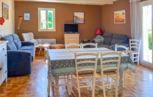 Nice home in Gargas with WiFi, 3 Bedrooms and Swimming pool