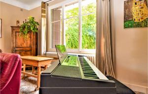 Nice home in Graveson with Outdoor swimming pool, WiFi and 4 Bedrooms