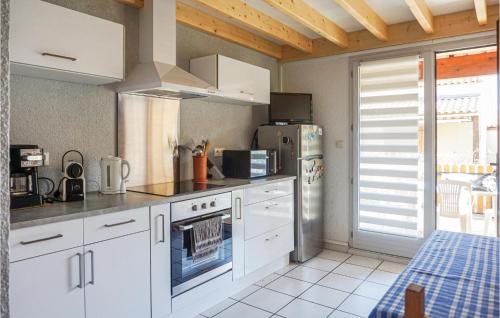 Nice home in Gruissan with WiFi, Outdoor swimming pool and Swimming pool