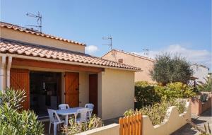 Nice home in Gruissan with WiFi, Outdoor swimming pool and Swimming pool