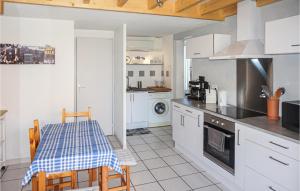 Nice home in Gruissan with WiFi, Outdoor swimming pool and Swimming pool