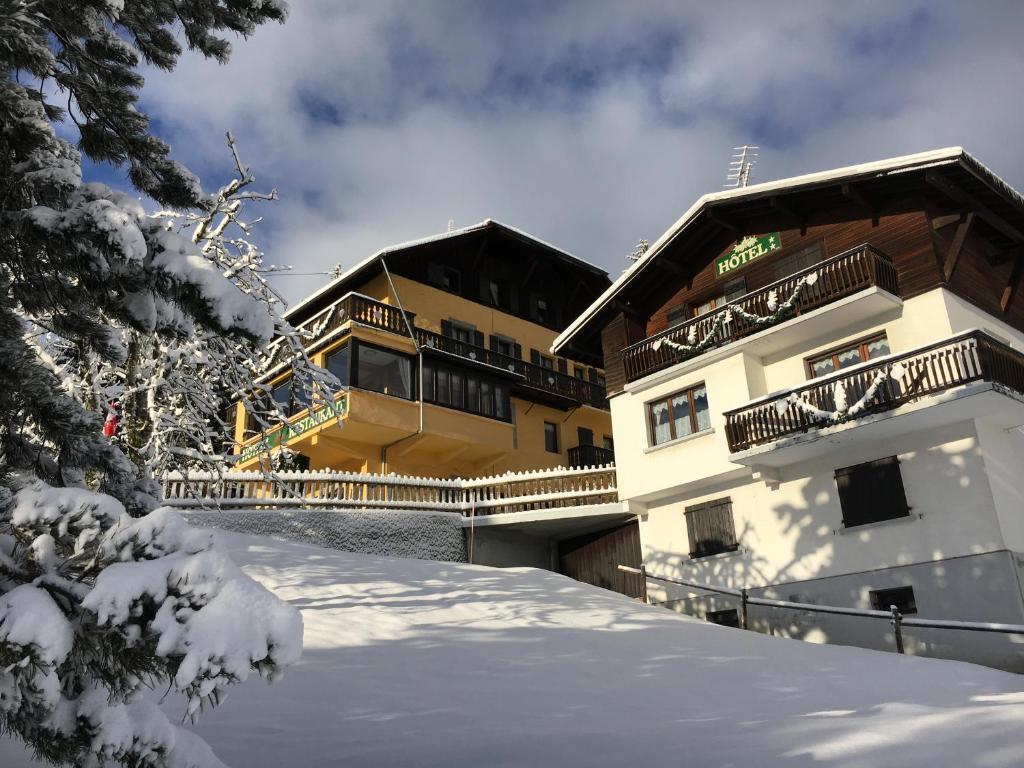 Nice home in Hourtin with Outdoor swimming pool, WiFi and 4 Bedrooms 33990 Hourtin