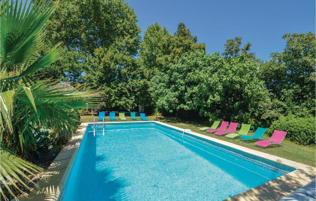 Nice home in Jonquires with 5 Bedrooms, Private swimming pool and Outdoor swimming pool , 84150 Jonquières