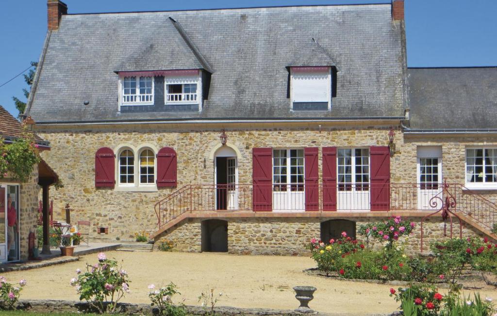 Nice home in Juigne Sur Sarthe with 4 Bedrooms, WiFi and Private swimming pool , 72300 Solesmes