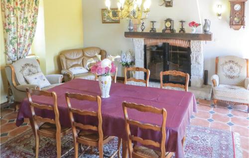 Nice home in Juigne Sur Sarthe with 4 Bedrooms, WiFi and Private swimming pool