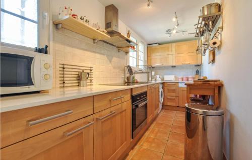 Nice home in La Croix Valmer with 3 Bedrooms, Private swimming pool and Outdoor swimming pool