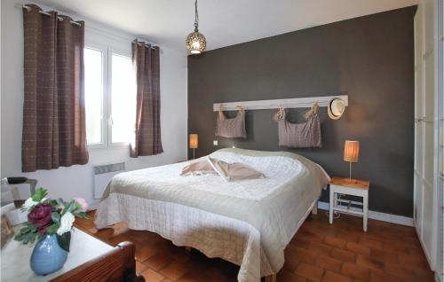 Nice home in La Garde Adhemar with Outdoor swimming pool, 4 Bedrooms and WiFi