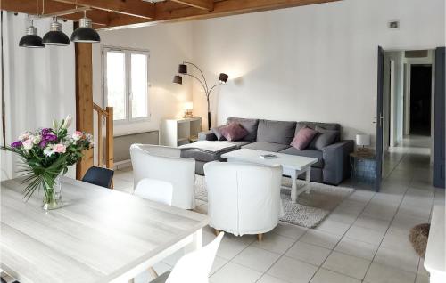 Nice home in La Tranche-sur-Mer with 5 Bedrooms and WiFi