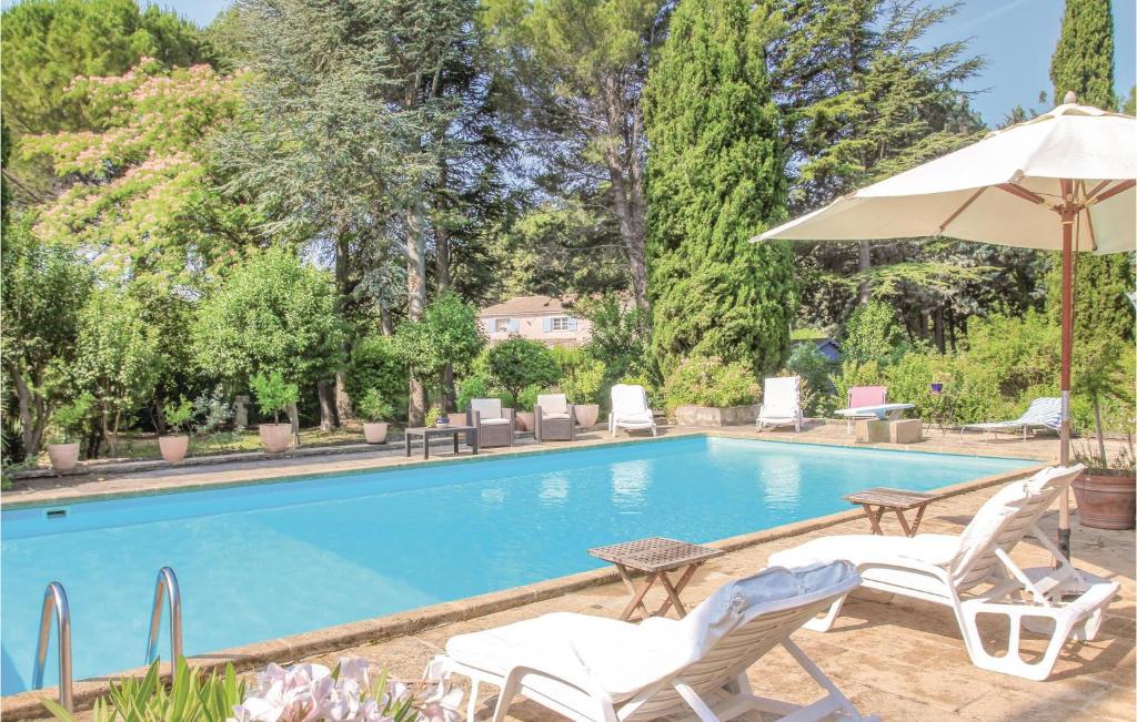 Nice home in Lanon de Provence with 2 Bedrooms, WiFi and Outdoor swimming pool , 13680 Lançon-Provence