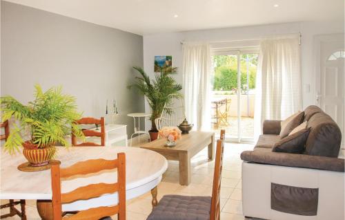 Nice home in Lanon de Provence with 2 Bedrooms, WiFi and Outdoor swimming pool