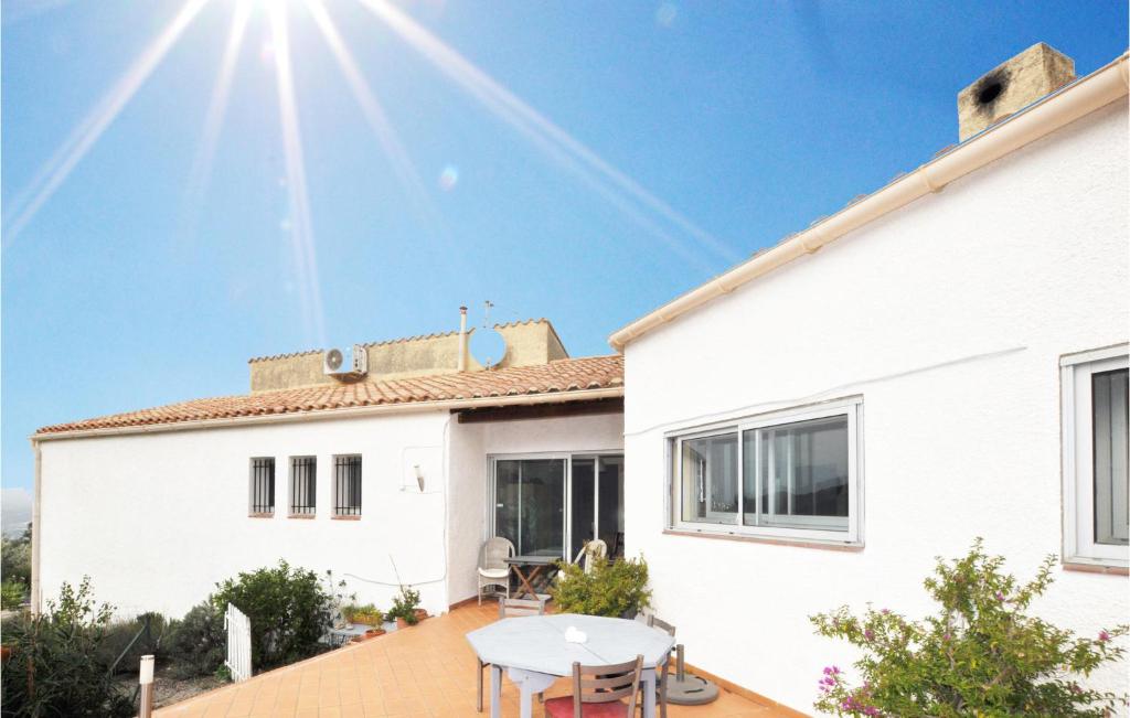 Nice home in Le Boulou with 3 Bedrooms, WiFi and Private swimming pool , 66160 Le Boulou