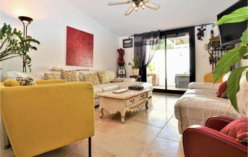 Nice home in Le Pontet with 3 Bedrooms, Jacuzzi and Outdoor swimming pool