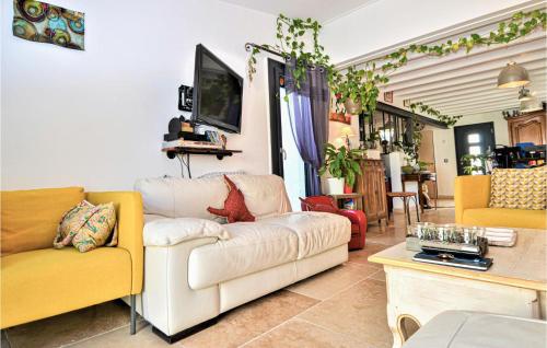 Nice home in Le Pontet with 3 Bedrooms, Jacuzzi and Outdoor swimming pool