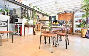 Nice home in Le Pontet with 3 Bedrooms, Jacuzzi and Outdoor swimming pool