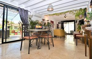 Nice home in Le Pontet with 3 Bedrooms, Jacuzzi and Outdoor swimming pool