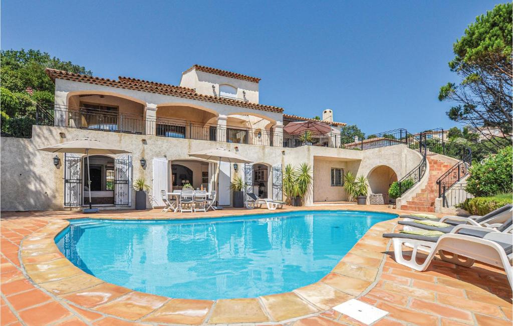 Nice home in Les Adrets d lEstrel with 5 Bedrooms, WiFi and Outdoor swimming pool , 83600 St Jean de l’Esterel