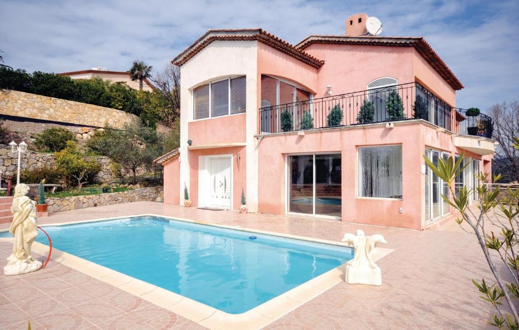 Maison de vacances Nice home in Les Adrets with 5 Bedrooms, Private swimming pool and Outdoor swimming pool  83600 Fréjus