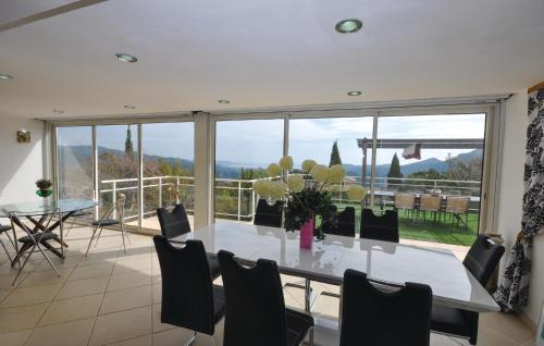 Nice home in Les Adrets with 5 Bedrooms, Private swimming pool and Outdoor swimming pool