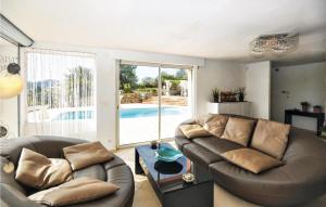Nice home in Les Adrets with 5 Bedrooms, Private swimming pool and Outdoor swimming pool