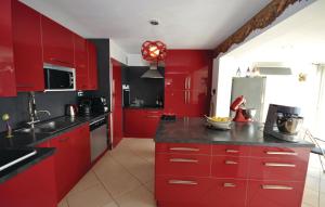Nice home in Les Adrets with 5 Bedrooms, Private swimming pool and Outdoor swimming pool