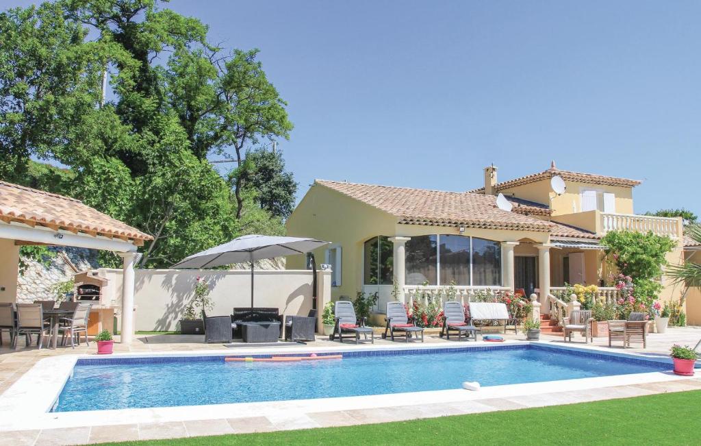 Maison de vacances Nice home in Les Angles with 4 Bedrooms, Internet and Outdoor swimming pool  30133 Les Angles (Gard)