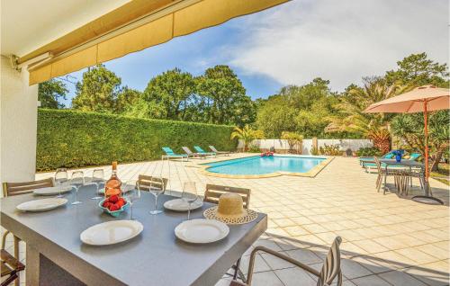 Nice home in Lge-Cap-Ferret with 5 Bedrooms, WiFi and Outdoor swimming pool
