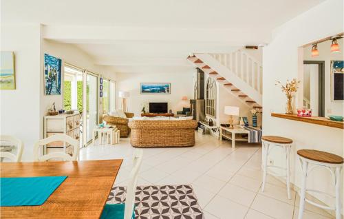 Nice home in Lge-Cap-Ferret with 5 Bedrooms, WiFi and Outdoor swimming pool