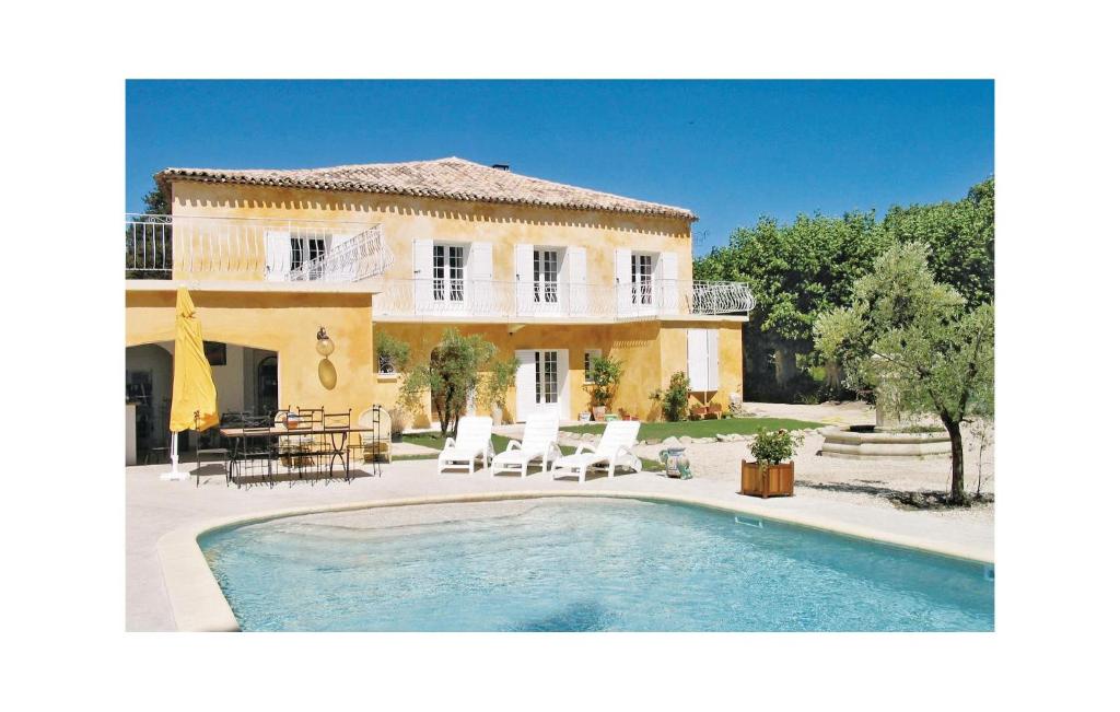 Maison de vacances Nice home in LIsle sur la Sorgue with 6 Bedrooms and Outdoor swimming pool  84800 LʼIsle-sur-la-Sorgue