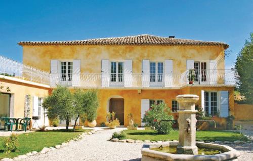 Nice home in LIsle sur la Sorgue with 6 Bedrooms and Outdoor swimming pool