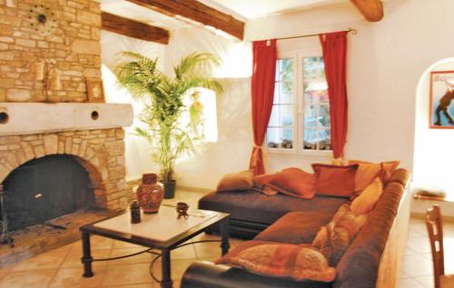 Nice home in LIsle sur la Sorgue with 6 Bedrooms and Outdoor swimming pool