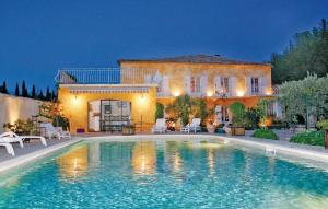 Nice home in LIsle sur la Sorgue with 6 Bedrooms and Outdoor swimming pool