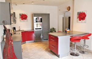 Nice home in LIsle sur la Sorgue with 6 Bedrooms and Outdoor swimming pool