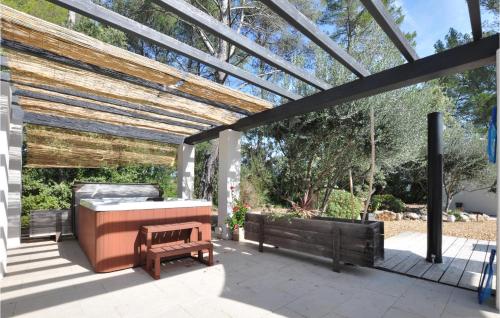 Nice home in Lorgues with WiFi, 2 Bedrooms and Jacuzzi