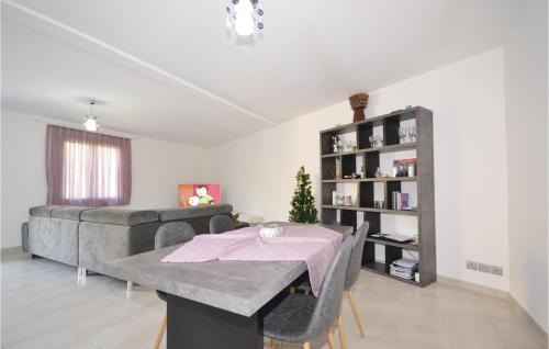 Nice home in Loriol du Comtat with 3 Bedrooms, WiFi and Outdoor swimming pool