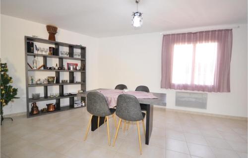 Nice home in Loriol du Comtat with 3 Bedrooms, WiFi and Outdoor swimming pool