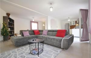 Nice home in Loriol du Comtat with 3 Bedrooms, WiFi and Outdoor swimming pool