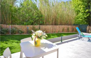 Nice home in Loriol du Comtat with 3 Bedrooms, WiFi and Outdoor swimming pool