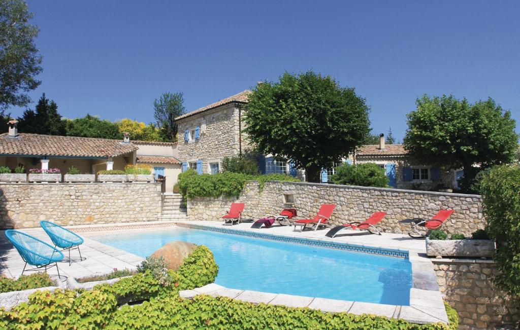 Maison de vacances Nice home in Malataverne with 4 Bedrooms, WiFi and Private swimming pool  26780 Malataverne