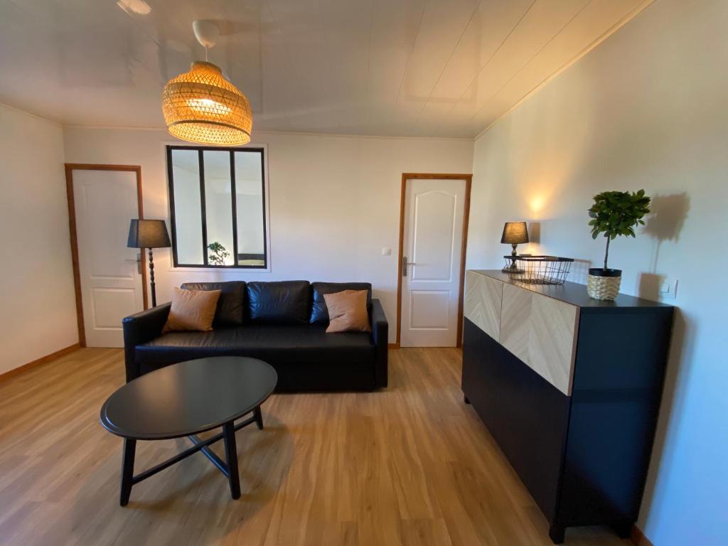 Nice home in Mallemort with Jacuzzi, WiFi and Outdoor swimming pool 13370 Mallemort