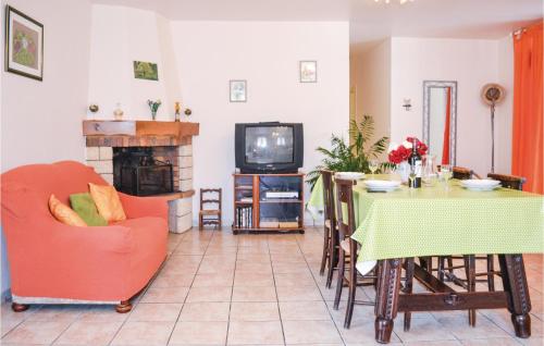 Nice home in Massugas with 3 Bedrooms, Private swimming pool and Outdoor swimming pool