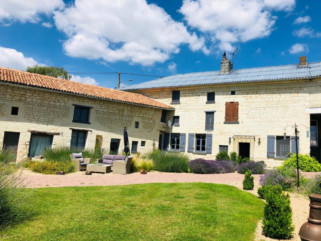 Nice home in Maubec with 3 Bedrooms, Private swimming pool and Outdoor swimming pool