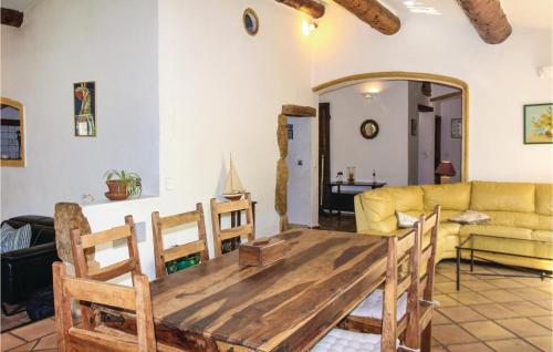 Nice home in Maubec with 3 Bedrooms, Private swimming pool and Outdoor swimming pool