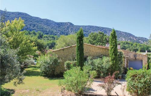 Nice home in Maubec with 3 Bedrooms, Private swimming pool and Outdoor swimming pool