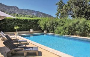 Nice home in Maubec with 3 Bedrooms, Private swimming pool and Outdoor swimming pool