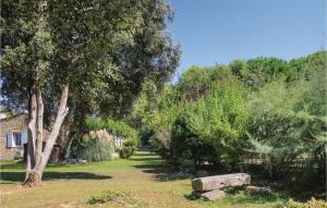 Nice home in Maubec with 3 Bedrooms, Private swimming pool and Outdoor swimming pool