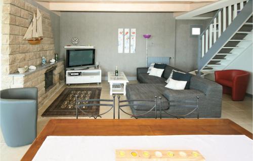 Nice home in Moelan sur Mer with WiFi, Private swimming pool and Indoor swimming pool