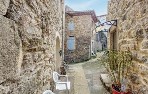 Nice home in Molires-Cavaillac with 3 Bedrooms and WiFi